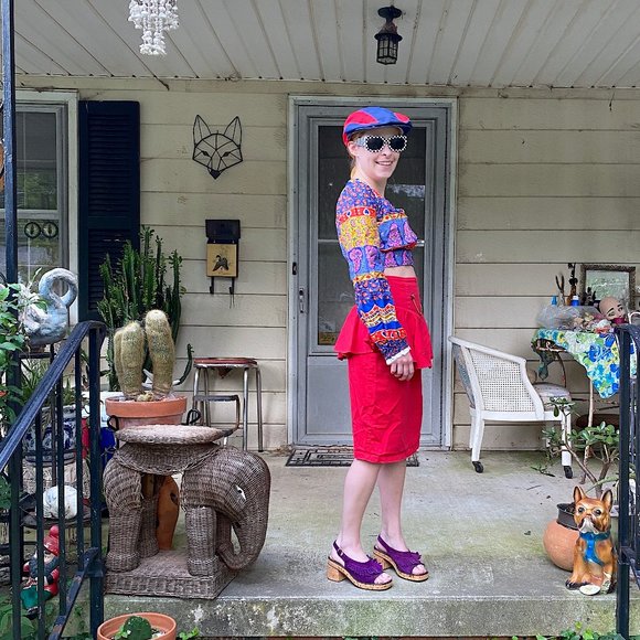 Vintage 1980s Red Cotton High Waist Skirt with Ruffle Detail and Gold Chain - Picture 10 of 10